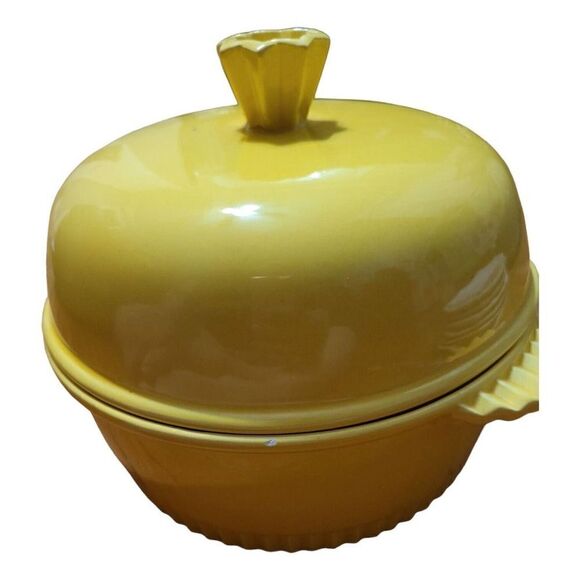 Sunshine Yellow Bakeware 3 Qt. Round Casserole Dish w/Lid Made In The USA - Picture 2 of 5